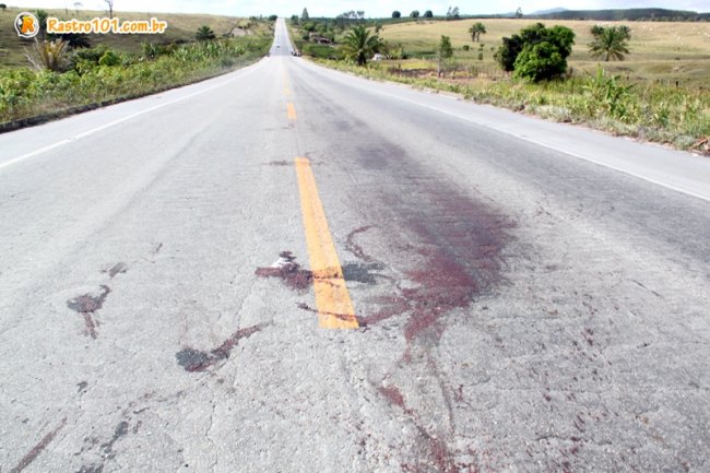 Após acidente, motorista caminhou por pelo menos 200 metros pela rodovia, mas acabou sendo atropelado. (Foto: Rastro101)