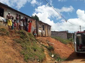 Bahia: Mulher morre eletrocutada ao usar geladeira para secar roupas