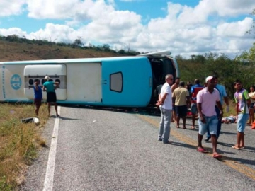 Ônibus tomba e deixa pelos menos cinco mortos em estrada na Bahia