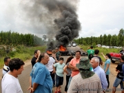 Manifestantes fecham trecho da BA-275 em Itagimirim e pedem manutenção e segurança nas estradas