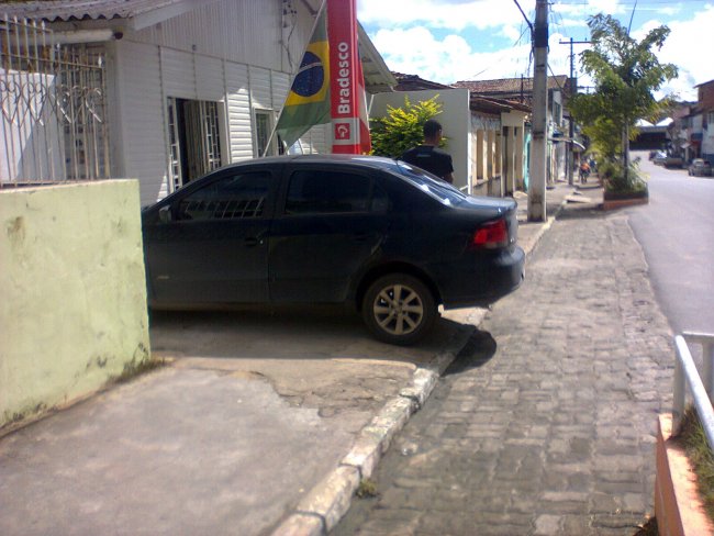 Veículo estava estacionado em frente à agência do Bradesco em Itagimirim; Pedestres estavam impedidos de transitar pela calçada