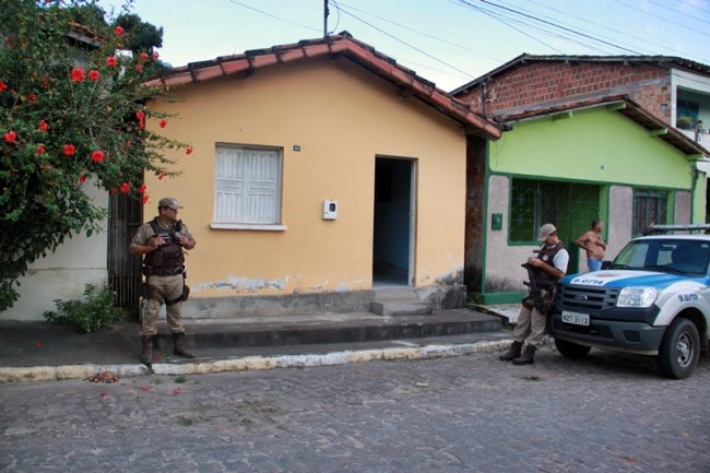 Homem era hipertenso, tinha diabetes e depressão. Ele morava sozinho na Praça Prado Kelly, casa número 46. (Foto: Rafael Amaral / Rastro101)